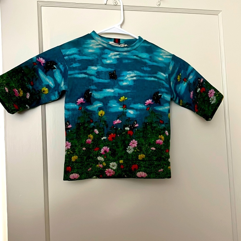 HP 08/22 New gucci kids shirt Size: 5.
Good condition